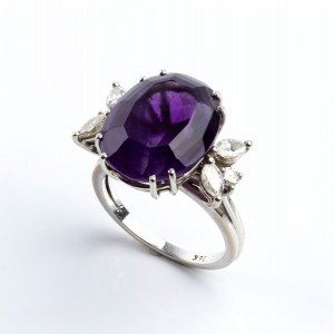 Gold ring with diamonds and amethyst
