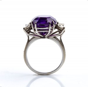 Gold ring with diamonds and amethyst