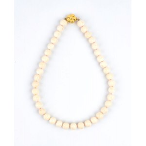 Coral necklace with gold firmness