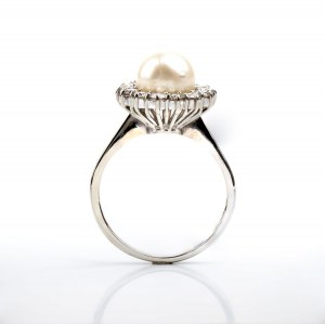 Pearl diamond white gold ring