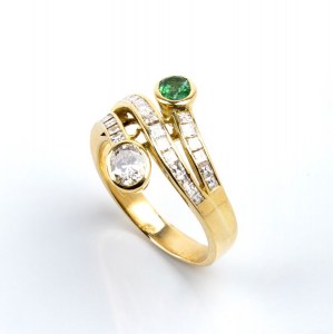 Diamond emerald gold ring