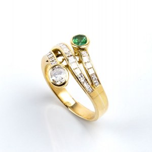 Diamond emerald gold ring