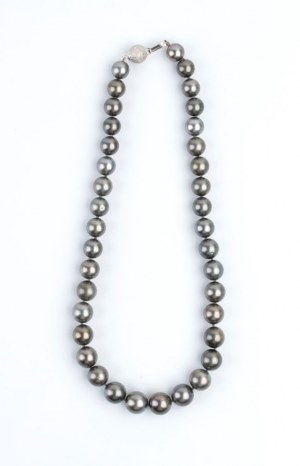 Tahitian pearl necklace