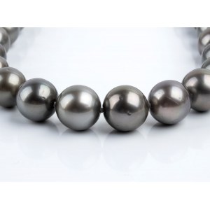Tahitian pearl necklace