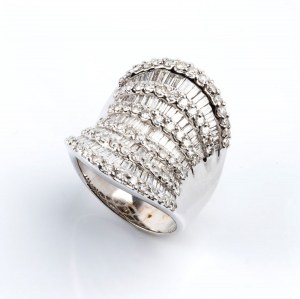 Gold diamond-paved saddle motif band ring