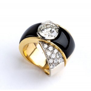 Gold enamel diamond ring