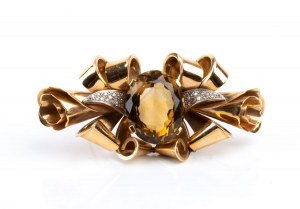 Gold brooch with quartz