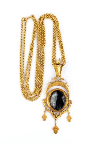 Gold necklace with onyx pendant