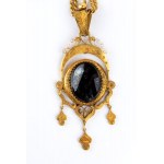 Gold necklace with onyx pendant