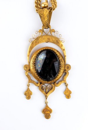 Gold necklace with onyx pendant