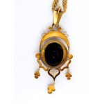 Gold necklace with onyx pendant
