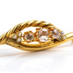 Yellow gold bar brooch with diamonds and freshwater pearls