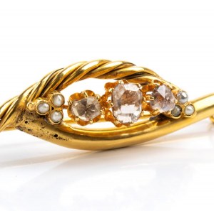 Yellow gold bar brooch with diamonds and freshwater pearls
