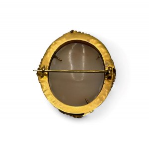Shell cameo gold brooch