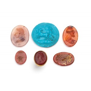 Lot of 5 carvings in agate, carnelian, glass paste and a gold seal with glass paste carving