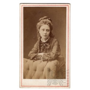 19th century, 1870-1880. - Portrait Photograph of a Young Woman; Photographer Unknown