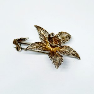 Silver openwork filigree brooch in the form of a flower