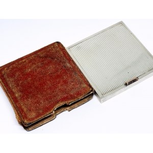 Srebrna puderniczka w oryginalnym etui
