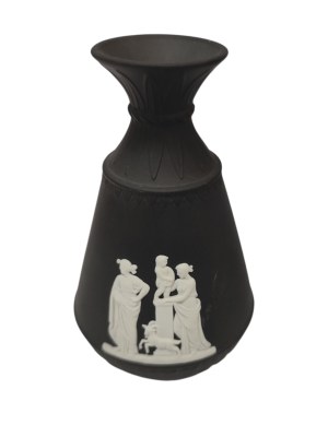 Wedgwood black porcelain set, vase and 3 plates