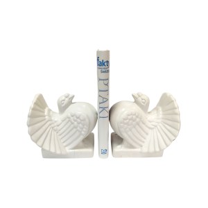 Białe porcelanowe podstawki do książek w formie gołębi