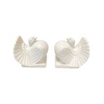 Białe porcelanowe podstawki do książek w formie gołębi