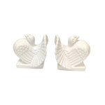 Białe porcelanowe podstawki do książek w formie gołębi
