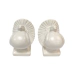 Białe porcelanowe podstawki do książek w formie gołębi