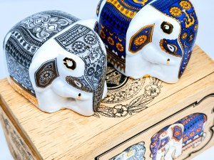 Salt and pepper shakers in the form of elephants and original packaging