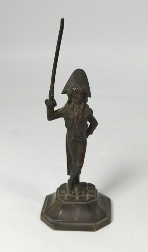 Statue of a soldier in bikorn
