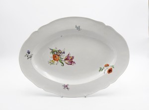 BERLIN, Platter decorated with painted flowers
