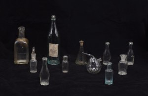 Set of 11 pharmacy dishes