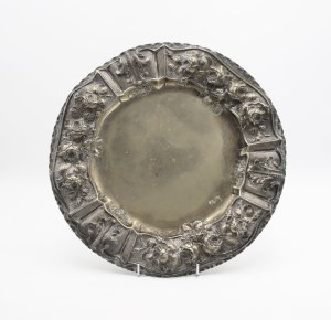Round platter with wreath of roses