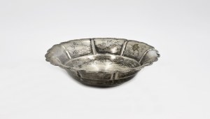 Platter in the form of a basket with pearling on the edge
