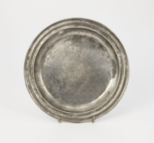 Platter with engraved bound monogram 