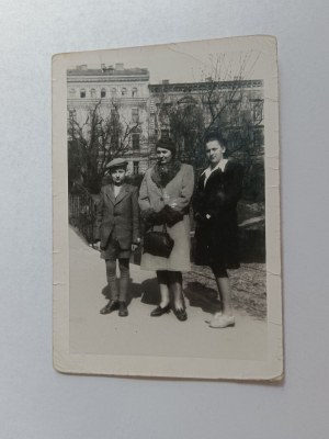 PHOTO TWO WOMEN AND A BOY