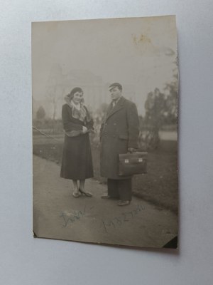PHOTO OF LIONS, MAN AND WOMAN, PRE-WAR 1932