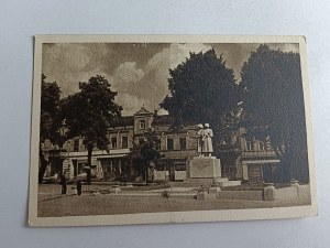 POSTCARD OF THE WORLD MONUMENT TO THE BROTHERHOOD OF ARMS IN THE MARKET SQUARE