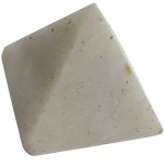 Piramida z naturalnego kamienia (kalcyt?)