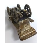 Srebrna replika pierwszego modelu Fiata 4 HP