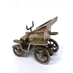 Srebrna replika pierwszego modelu Fiata 4 HP