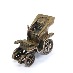 Srebrna replika pierwszego modelu Fiata 4 HP