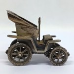 Srebrna replika pierwszego modelu Fiata 4 HP