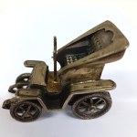 Srebrna replika pierwszego modelu Fiata 4 HP