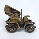 Srebrna replika pierwszego modelu Fiata 4 HP