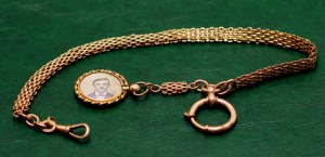 Watch devise with medallion - gilded brass - first half of the 20th century.
