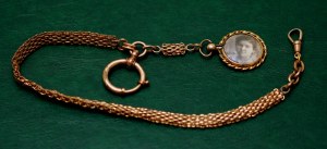 Watch devise with medallion - gilded brass - first half of the 20th century.