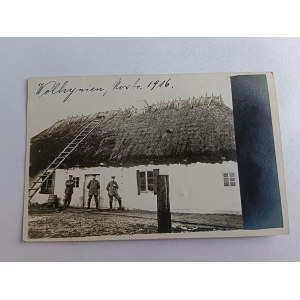 ZDJĘCIE WOŁYŃ, CHATA, ŻOŁNIERZE, WOJSKO, STEMPEL 1917 R