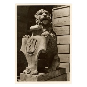 Lviv - Lion devant la porte de l'hôtel de ville. Maison d'édition Atlas, 1938 (705)