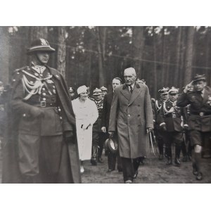 Le président Ignacy Moscicki et son épouse, accompagnés de soldats et de scouts