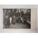 Le président Ignacy Moscicki et son épouse, accompagnés de soldats et de scouts